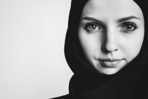 sigo la pista 36 el pensamiento woke y el wokismo mujer con turbante